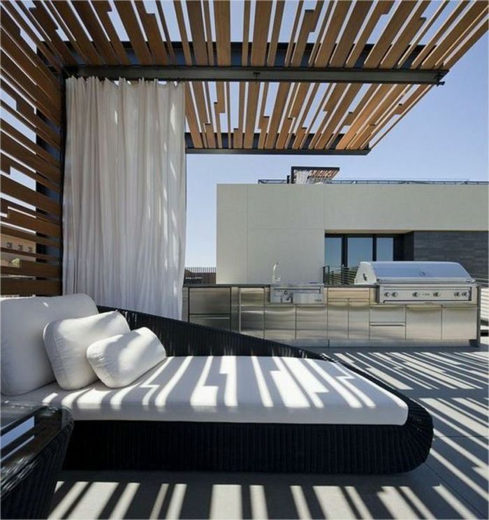 Tienenie strešnej terasy Triedenie Záhradná posteľ z ratanovej kuchyne na terase