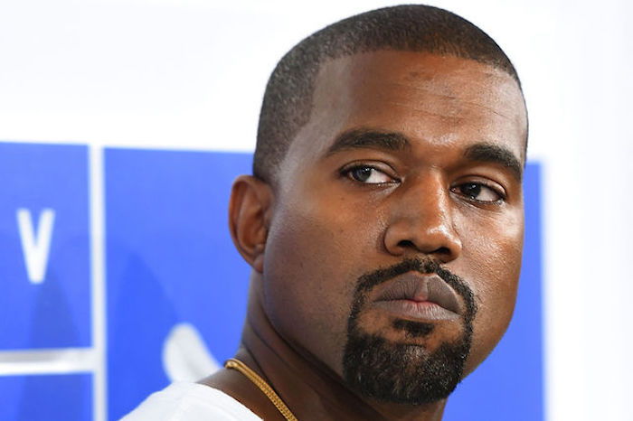 Kanye West s Henriquatre na oficiálnej príležitosti, modrý plagát, biela stena