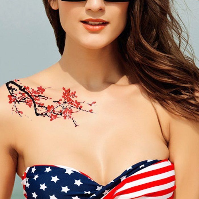 vrouw met gekleurde kersenbloesem tatoeage op haar schouder, tatoeages voor vrouwen