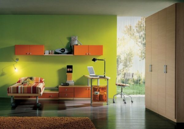 2-roms møbler-in-orange-grønn-med-teppe