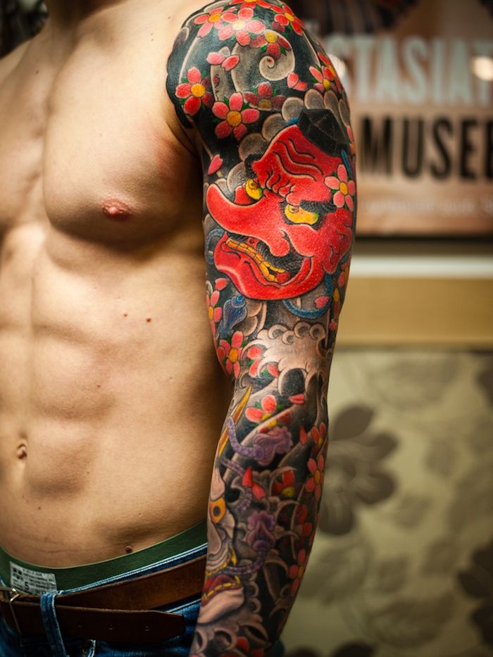 Man met kersenbloesemtattoo over de hele arm, tatoeage met Japanse motieven