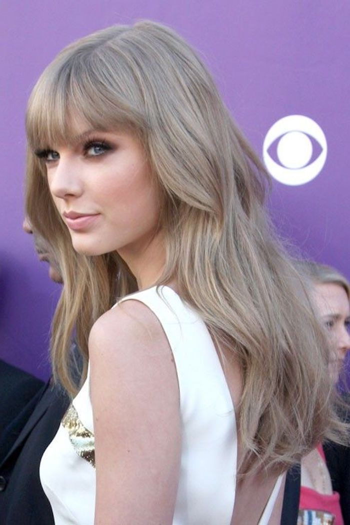 Taylor Swift cu păr blond lung, de cenușă, aproape cenușie, cu coafură de ponei