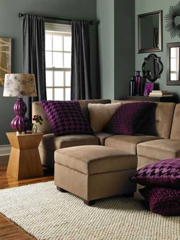 mały salon - sofa narożna i poduszka z fioletowym rzucie