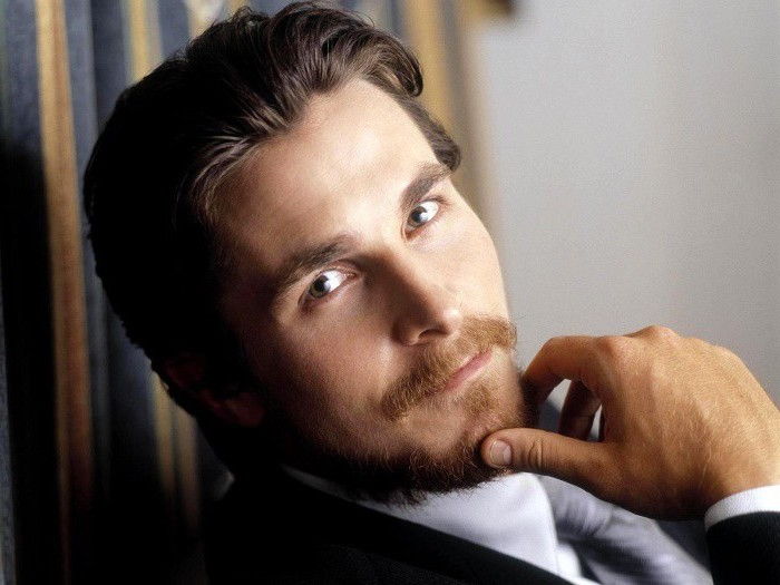Christian Bale s Hollywoodom, dlhá záclona s modrými a zlatými pruhmi