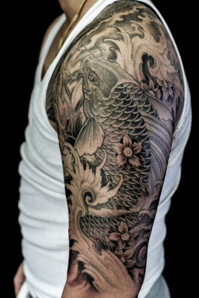 čínske tetovanie pre mužov, tetovanie koi rýb s kvetmi páv a vodnými vlnami