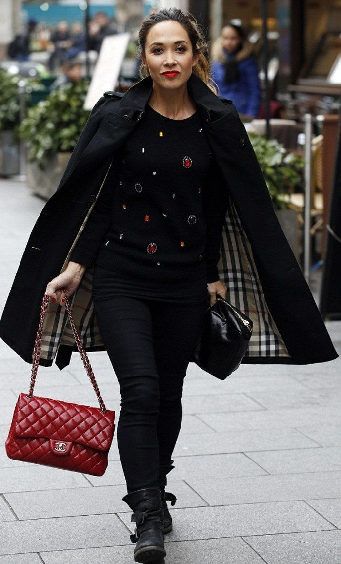Siyah-Burberry ceket ve kırmızı-Chanel çantası