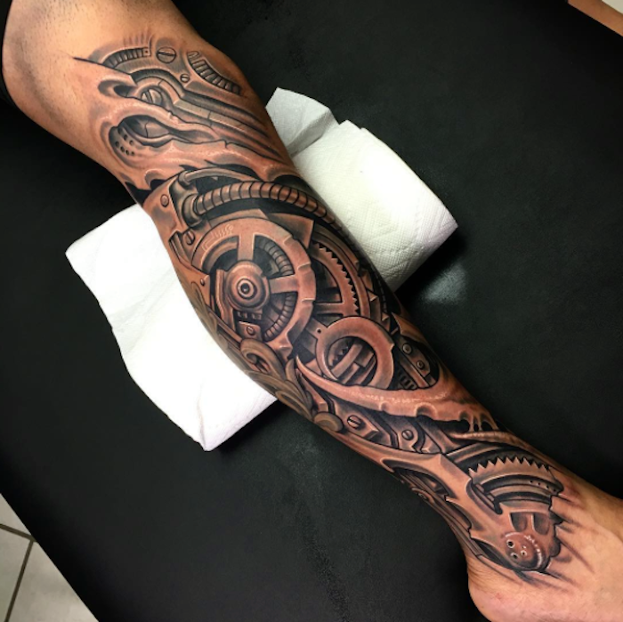 biomechanikos tatuiruotė juoda ir pilka ant kojos, tatuiruočių kojos