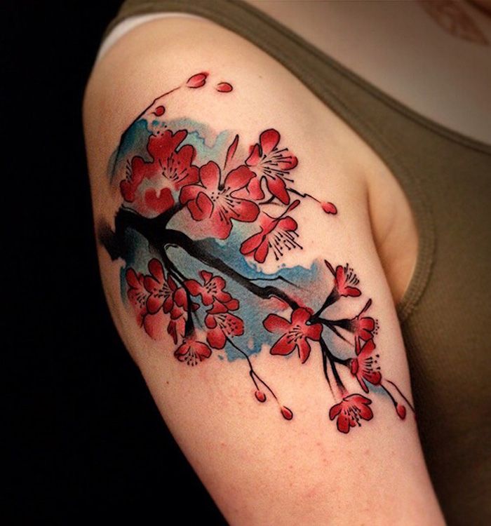 kersenbloesem tattoo, vrouw met gekleurde tatoeage op haar schouder