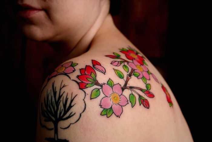 gekleurde kersenbloesemtatoegering op de schouder, tatoeages voor vrouwen