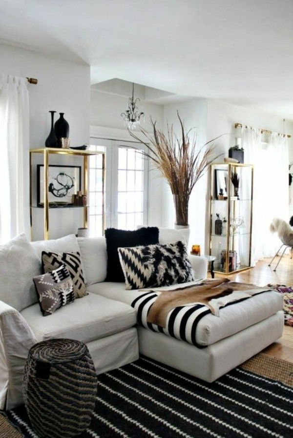 Ustawienie pokoju dziennego - sofa w kolorze białym i czarnym