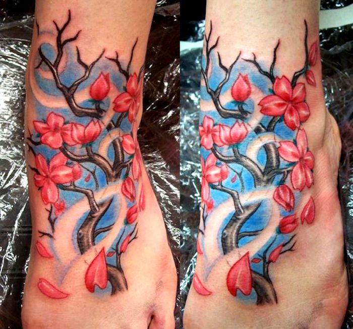 Kersenbloesem tatoeage op de voet, takje met roze bloemen als een tatoeage motief
