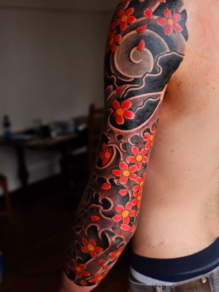 Kersenbloesem tattoo op de hele arm, mouw tattoo met Japanse motieven