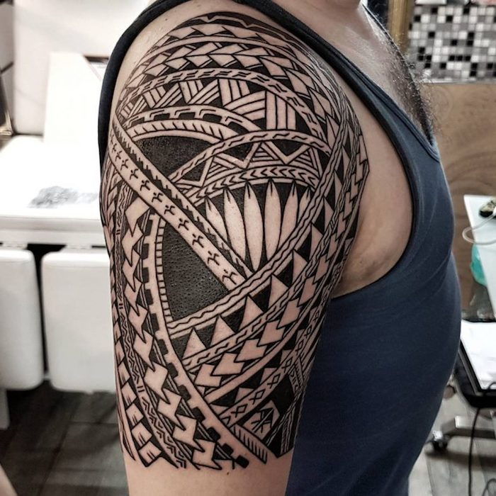 Tetovanie znamená človeka s veľkým tetovaním s geometrickými postavami