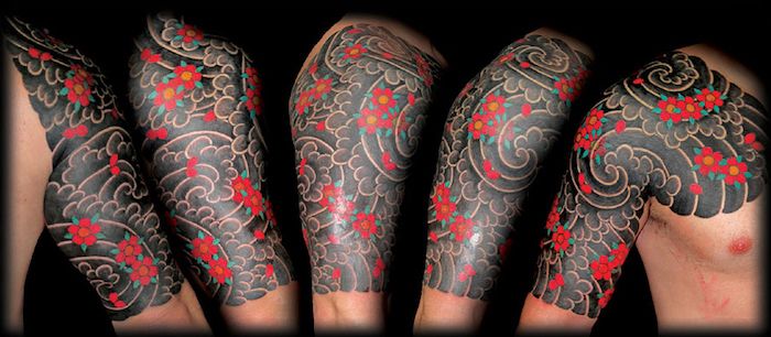 Japanse tatoeages voor mannen, grote tatoeage met watergolven en kersenbloesems op de schouder en borst