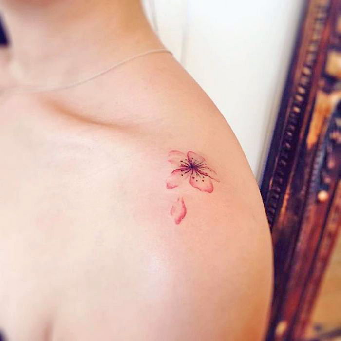 tattoo betekenis, kleine tatoeages voor vrouwen, roze bloem met vliegende kroonblad