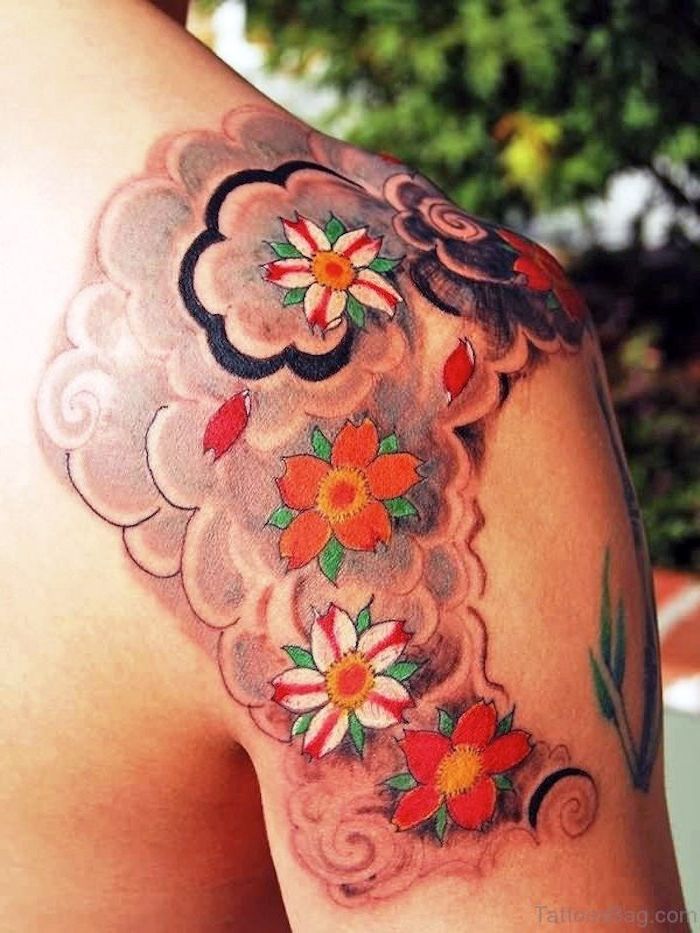 Japanse tatoeages voor vrouwen, gekleurde tatoeage met kersenbloesemmotief