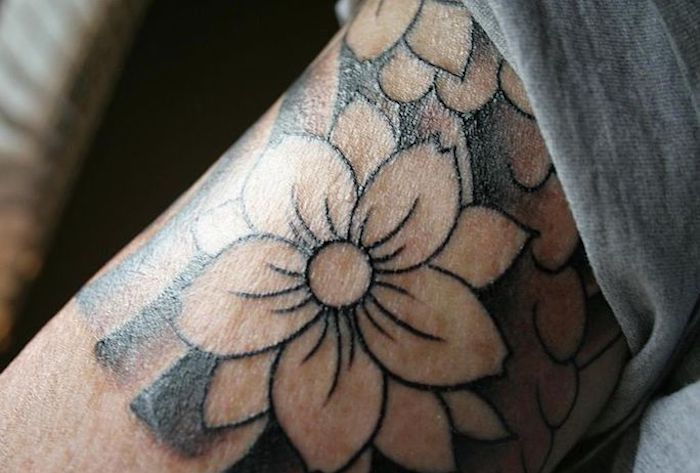 tattoo royalty, tatoeage met bloemmotief in zwart en grijs