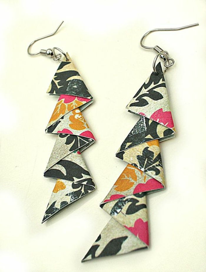 įdomus auskarų modelis iš spalvingo origami popieriaus su gamtos motyvais griaustinio pavidalu