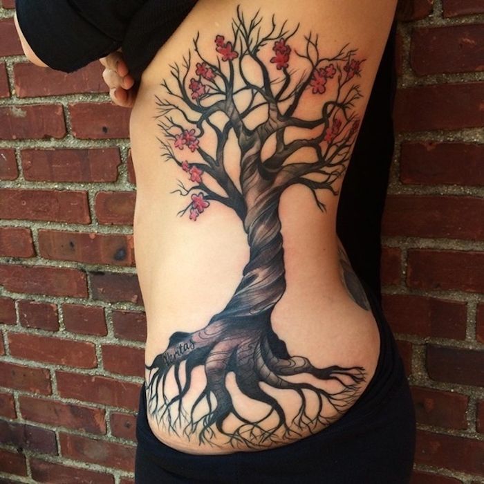 tattoo betekenis, vrouw met grote tatoeage aan de lichaamszijde, kersenboom