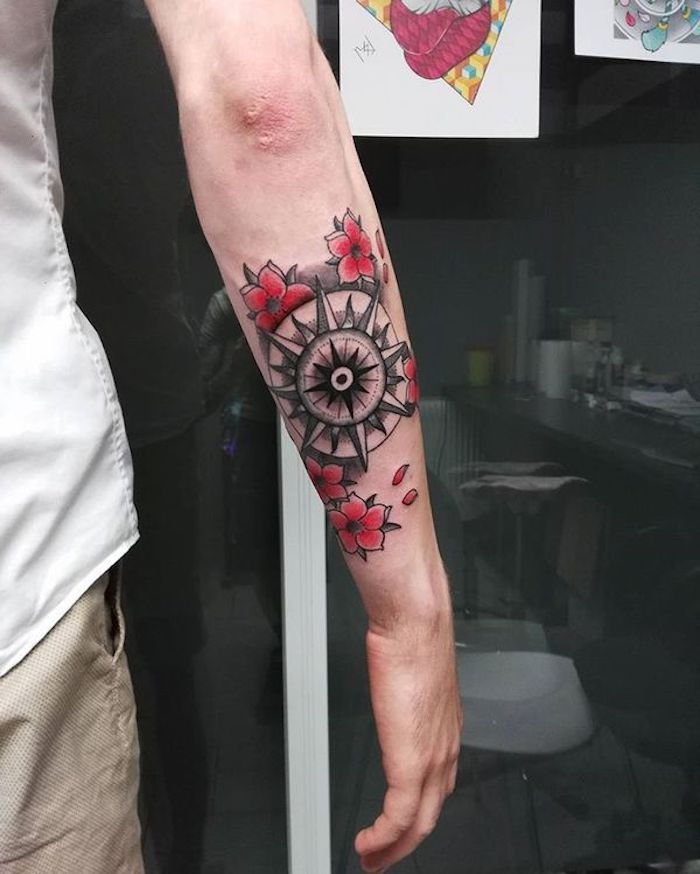 tatoeages met betekenis, kompas tattooo in combinatie met rode kersenbloesems