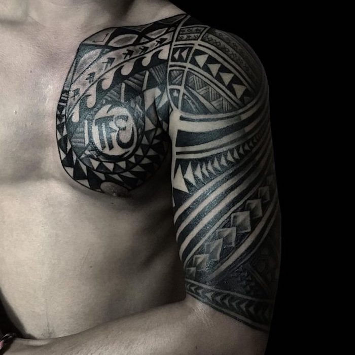Tetovanie význam, Samoan tetovanie v čiernej farbe na hrudi a hornej časti ramena