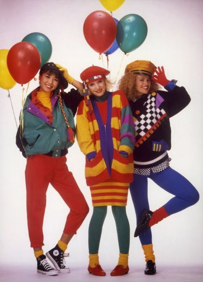 Roupas dos anos 80 - estilo Poppers, vestidos com padrões coloridos e leggings e meias coloridas, bonés em cores brilhantes