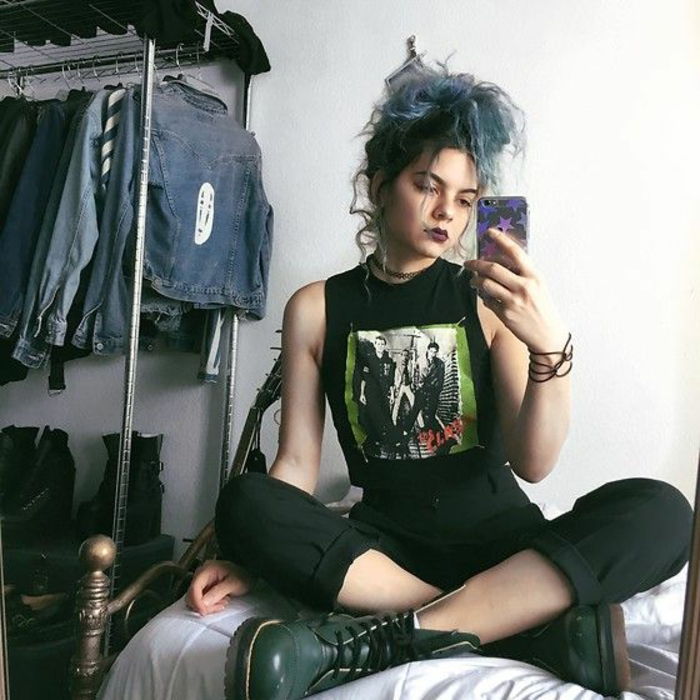 Moda punk nos anos 80 - Punk girl com calças pretas e sapatos de couro verde, camisa com estampa da banda de música favorita