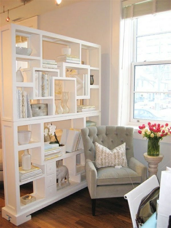 mały salon - białe półki jako ścianka działowa