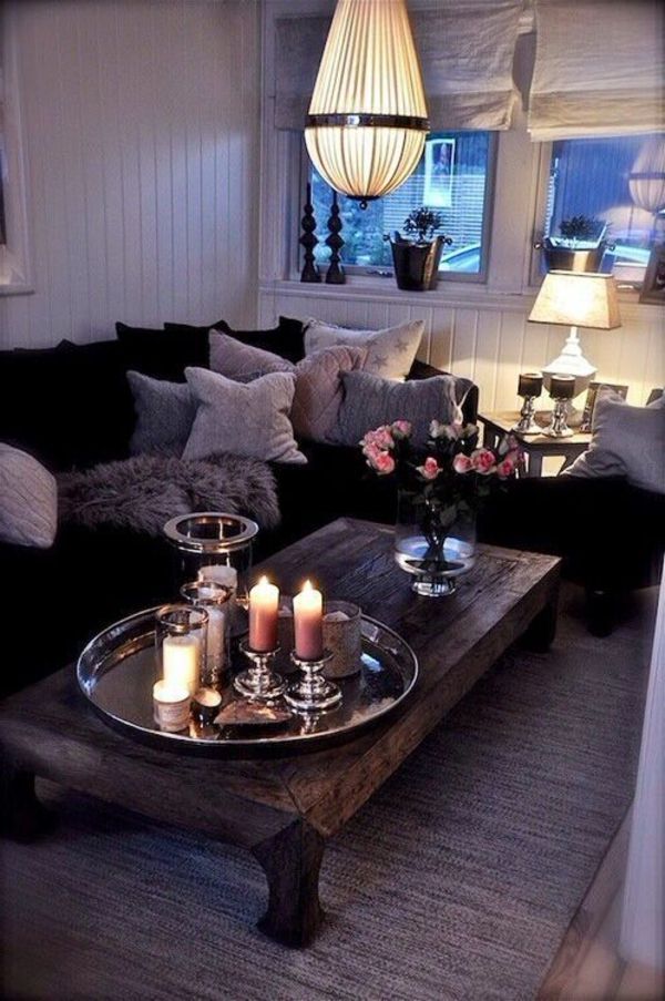 mały pokój dzienny - sofa rzuca poduszki i świece