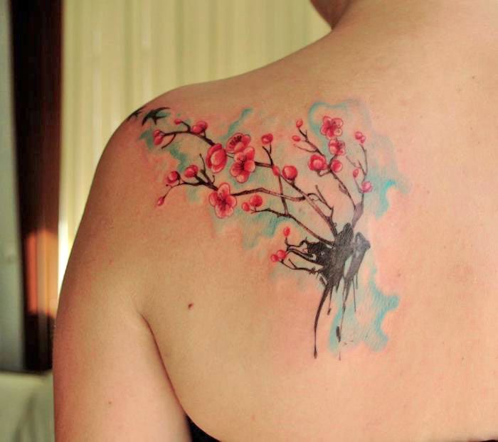 zinvolle tatoeages, vrouw met aquarel tattoo op keerzijde