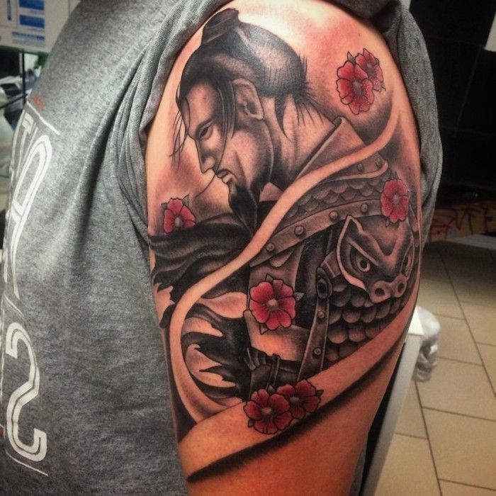 Japanse tatoeages, man met samurai-tatoeage op zijn bovenarm, tatoeage met Japanse motieven