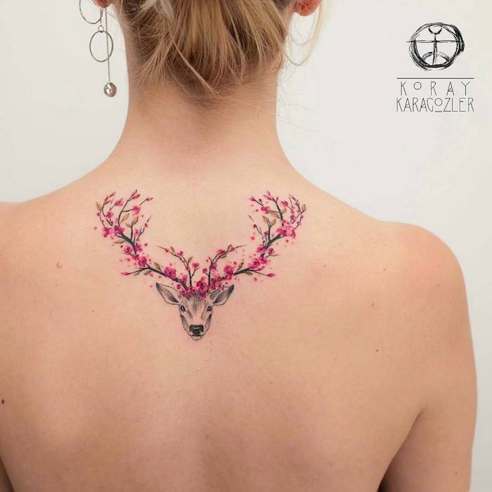 tattoo betekenis vrouw met tatoeage op haar rug, hert met kersenbloesems