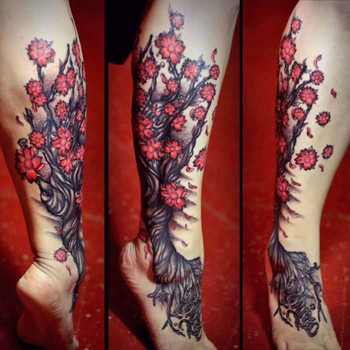 tatoeageceremonie, boom met rode bloemen, tatoeage met kersenboommotief op het been