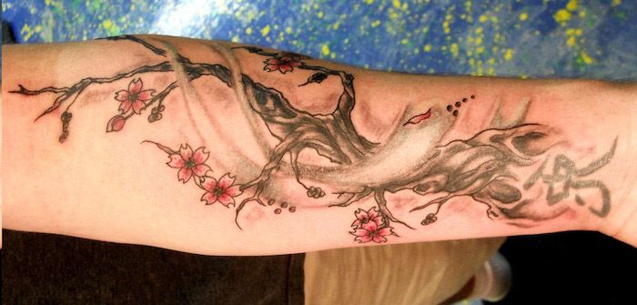 symbool van gezondheid, kersenboom op de onderarm, tatoeage met Japans motief
