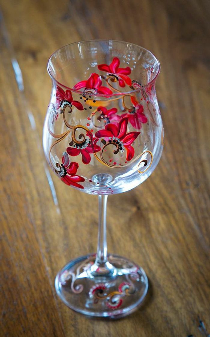 víno sklo dekorácie, sklo zdobené farbou, červené kvety, sklenené dekorácie
