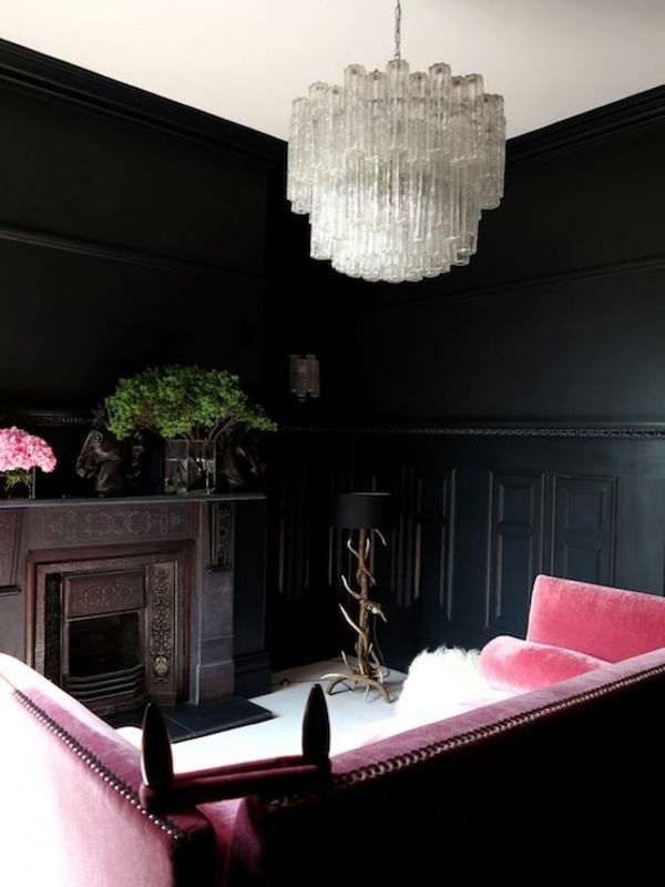Lustr zo skla v kombinácii s ružovou pohovkou - skutočne príjemná obývacia izba
