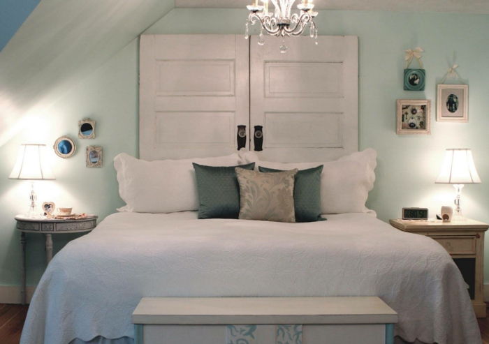 Old-door-deco-in-izbe-over-the-posteľná dva dezerty-s-lampami