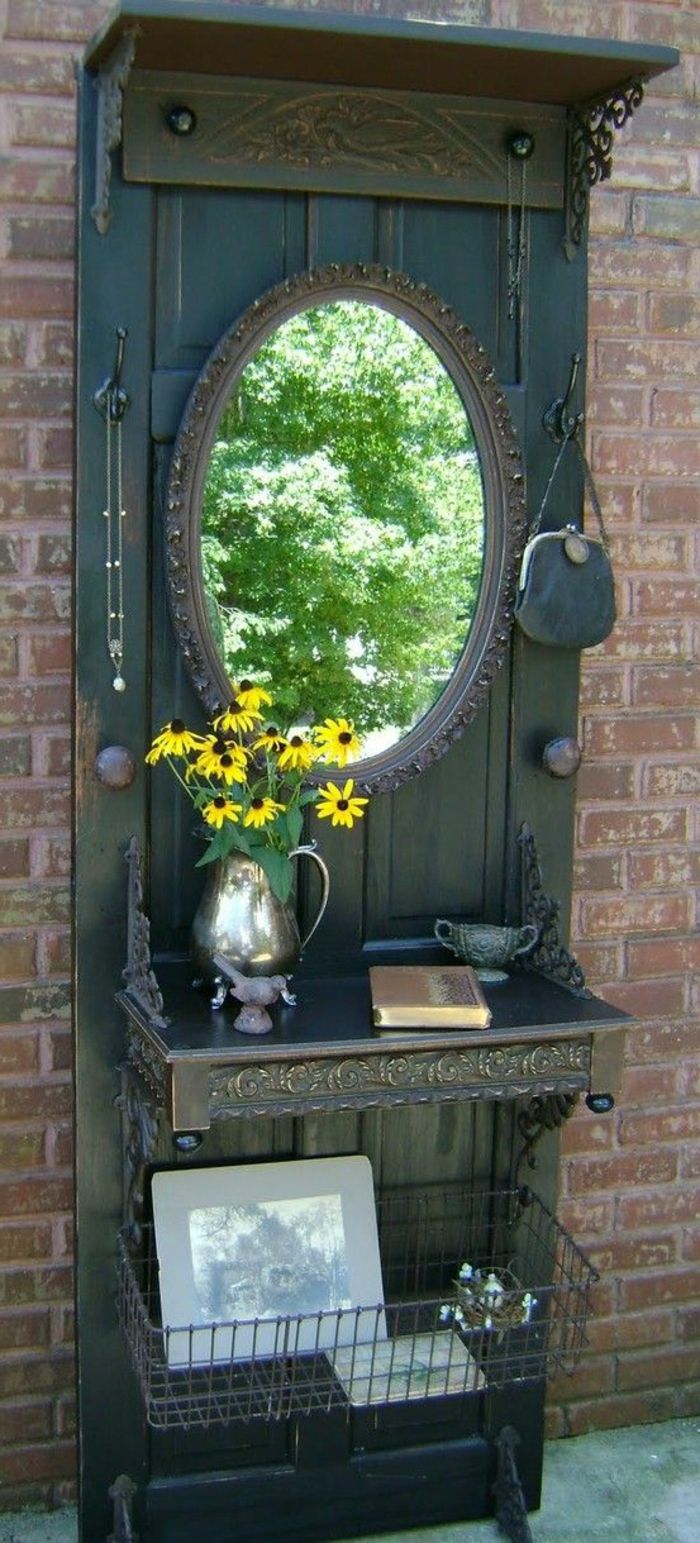 Old-door-deco-in-the-záhradné-starožitné zrkadlo, váza-s-žlto-kvety