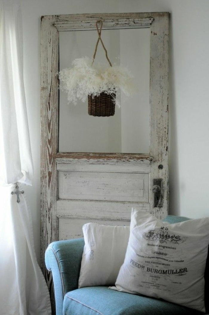 Eski kapı-deco-in-beyaz renkli-ile-asılı-çiçek saksı-arkası mavi-kanepe