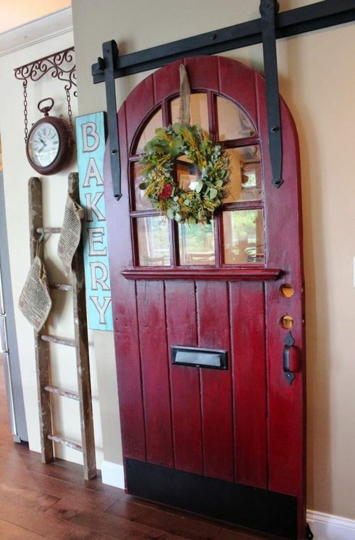 Staré dvere-zdobiť-červeno-door-to-door veniec-posuvných dverí