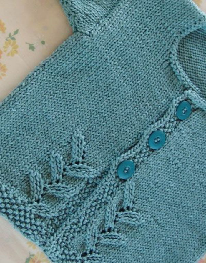 Baby trui breien-blauw-met-blauwe-knop