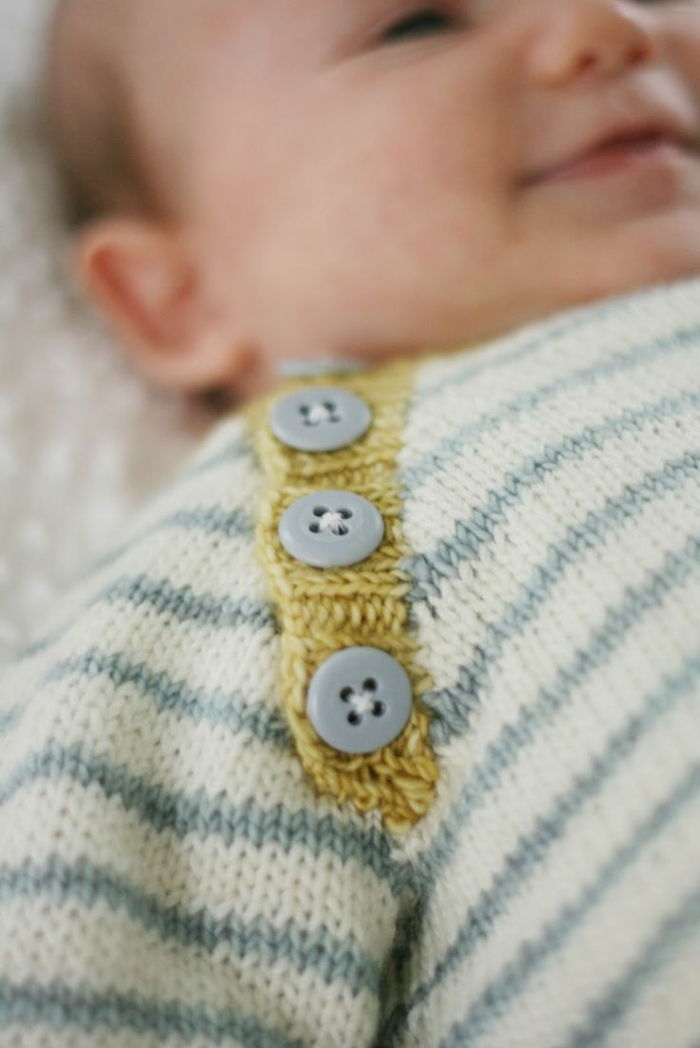 Bebek kazak-örülmüş tatlı-düğme-mavi ile