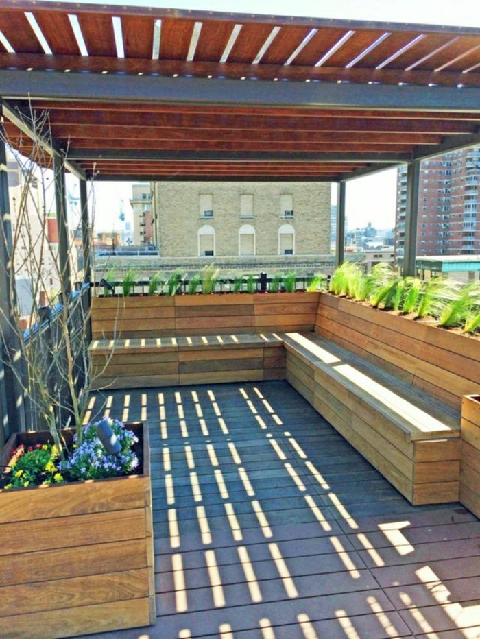 Stínovaná zastrešená terasa vytvára drevené lavice