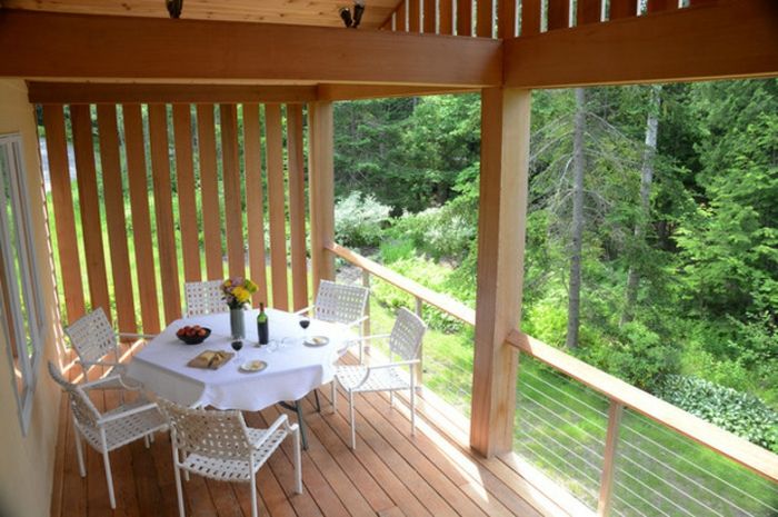 Houten balkon en terras houten vloer ronde eettafel met stoelen