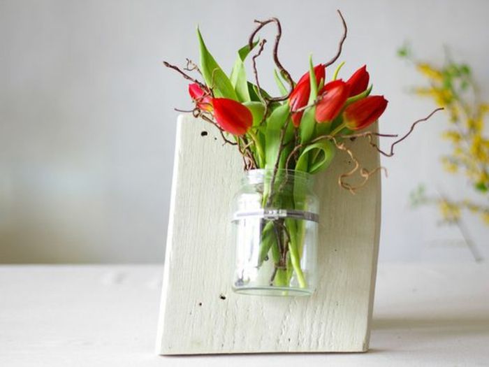 Cvetni aranžmaji iz lesa naredijo vaze s tulipani