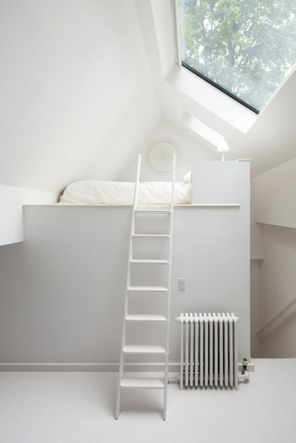 Innstilling seng med trapp-in_Weiß soverom