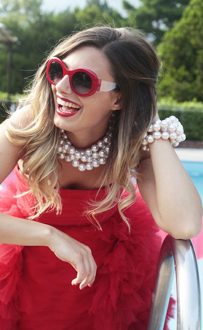 Chanel solglasögon-röd-vit-pärlsmycken