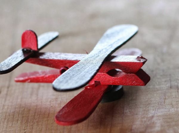kietas pavasario DIY idėja - lėktuvas pagamintas iš raudonų drabužių spenelių
