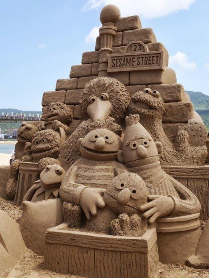 moderno-scultura in sabbia-the-gente-di-Sesame-Street