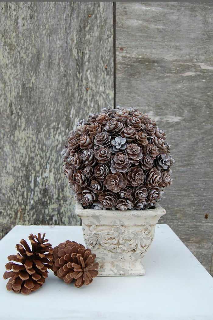 Dekoratif çam koni benzeri-çiçek-in-a-beyaz-vazo